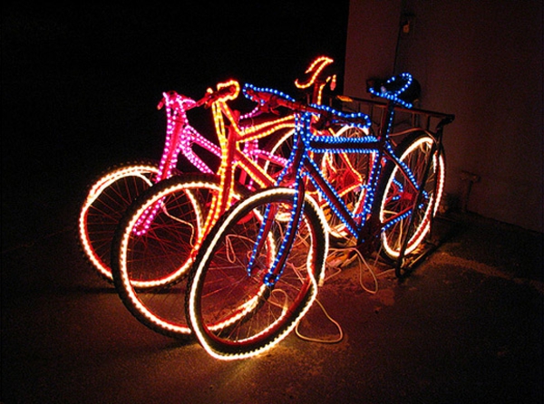Three-bike-with-LED-lighting-deco-idea en la habitación, que es oscura
