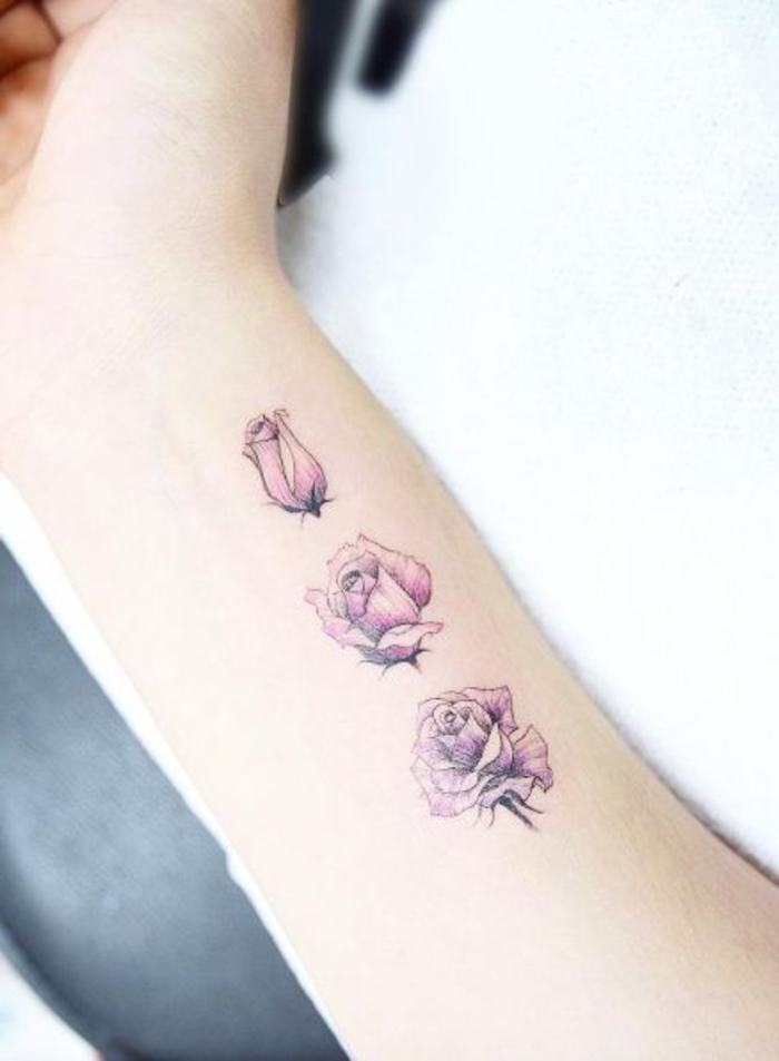 यहां आपको तीन छोटे गुलाबी गुलाब मिलेंगे - कलाई पर छोटे टैटू के लिए विचार