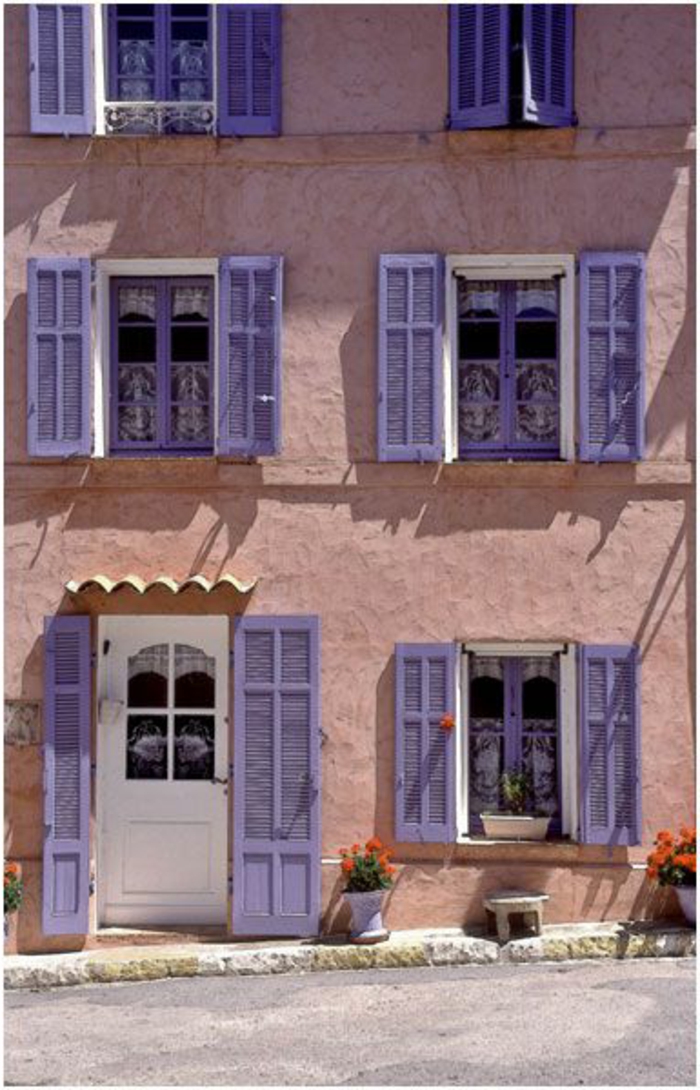 trois étages maison-plusieurs fenêtres violet-boutiques-intéressant-créatif
