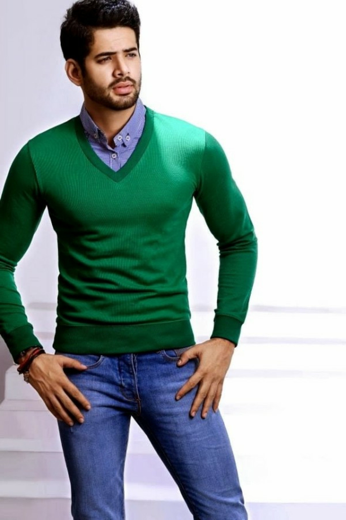 código de vestir festivo deportivo elegante mirada para hombres azul jeans azul camisa verde suéter barba peinado hombre