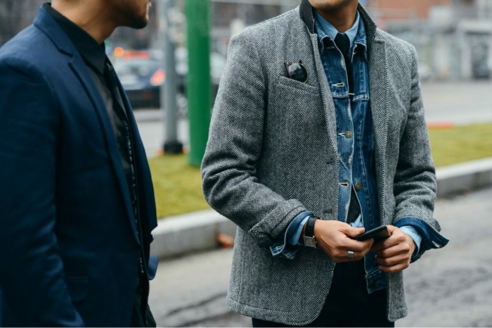 aspecto casual de negocios para hombre dos hombres negocian entre sí chaqueta de jeans de hombre de negocios
