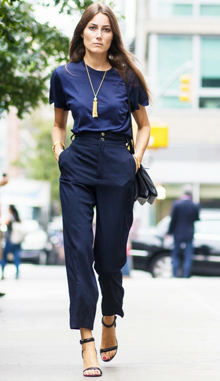 ropa casual para el trabajo mujer en traje azul zapatos largos de tacón alto cadena de oro