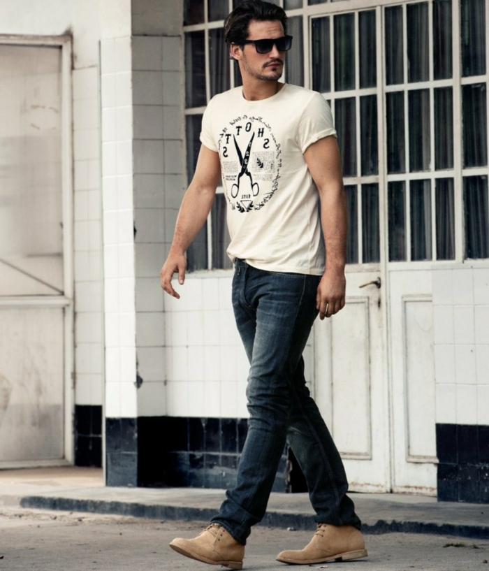 jeans clarks y camiseta con gafas son modernos y cómodos de usar todos los días