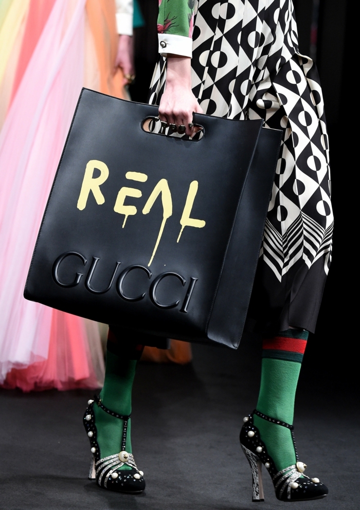 código de vestimenta informal bolso de Gucci de moda en 2023 modelo del año color verde en blanco y negro