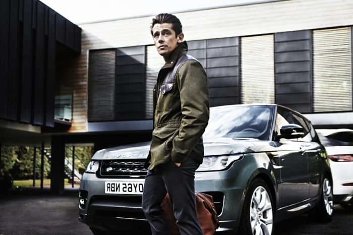 Código de vestimenta informal para hombre que maneja el Range Rover y viste un look casual de moda para 2023