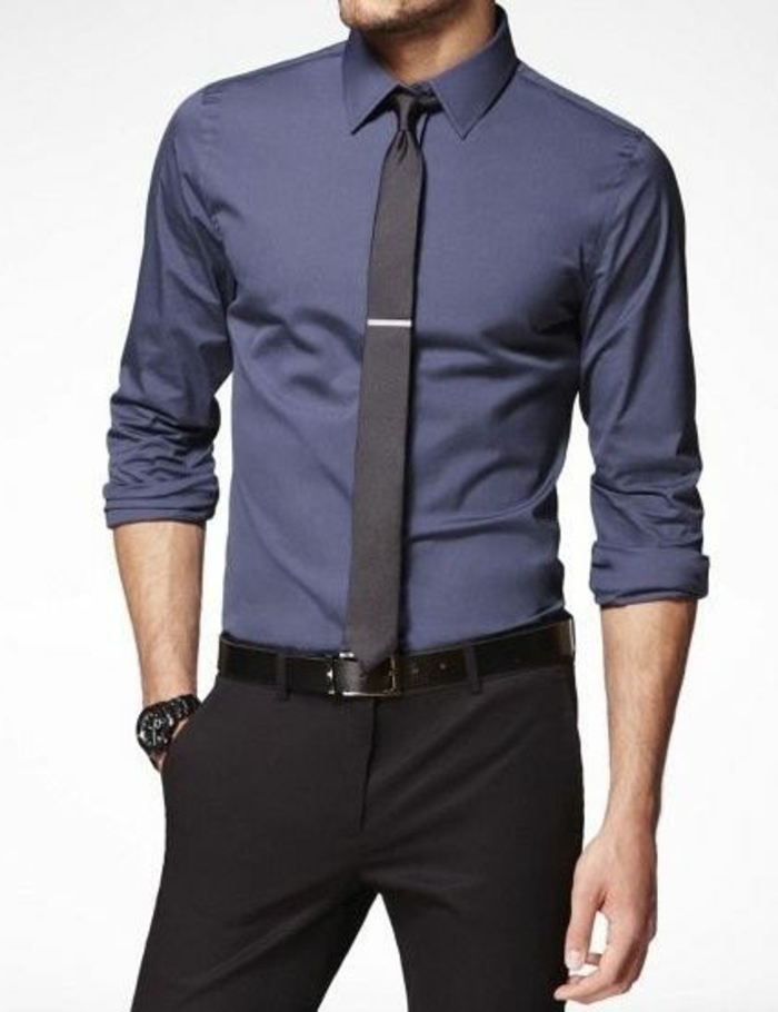 código de vestimenta traje oscuro pantalón oscuro camisa azul corbata con corbata pin reloj de pulsera hombres