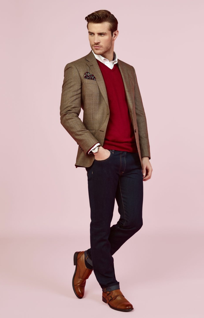 fondo rosa hombre tendencia marrón zapatos marrón blazer suéter rojo reloj de pulsera camisa blanca