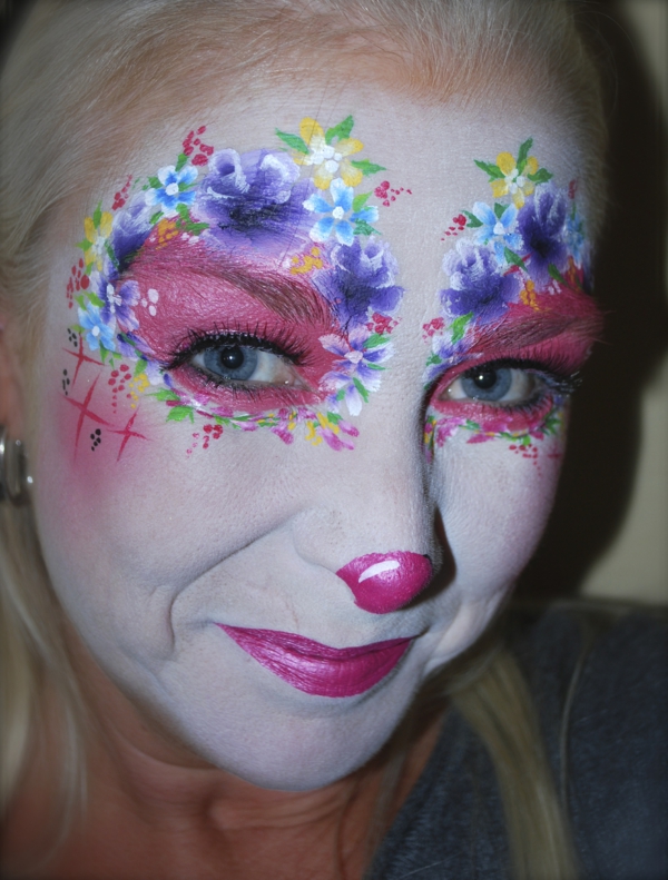 ציורי פנים ליצנים - אישה עם פרחים סביב העיניים שלה - יצירתי מאוד איפור
