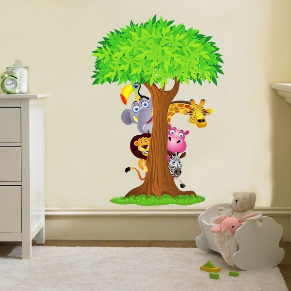 创造性的丛林苗圃树在墙上绘画