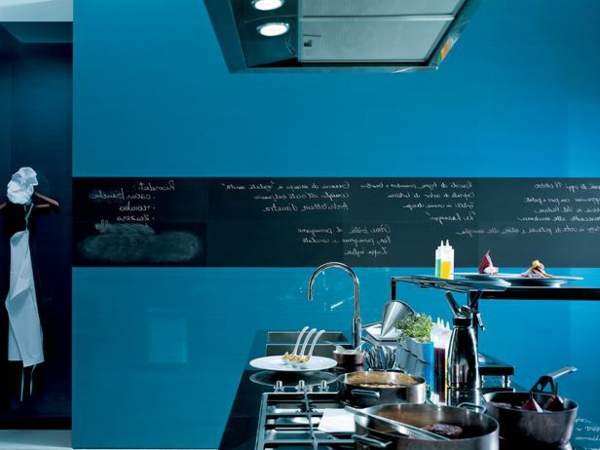 Conception de cuisine avec des murs en bleu foncé et un tableau noir