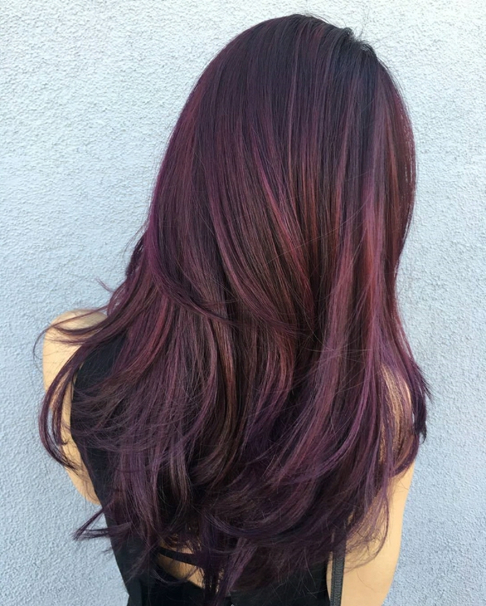 头发颜色“黑樱桃”，美丽的长发，选择正确的红色阴影
