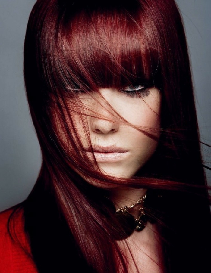 σκούρο κόκκινο-μαλλιά-πολύ-ενδιαφέρον-foto