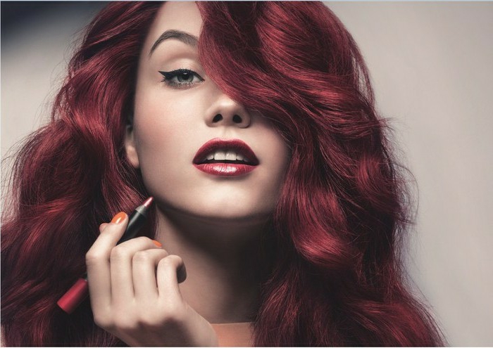 style élégant, couleur de cheveux rouge foncé et rouge à lèvres, faire l'eye-liner parfait