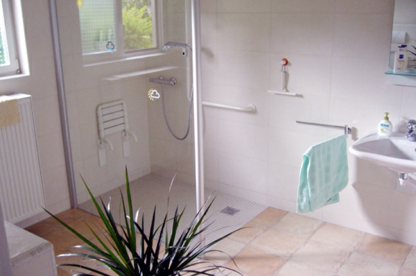 淋浴装置 - 用绿色植物装饰
