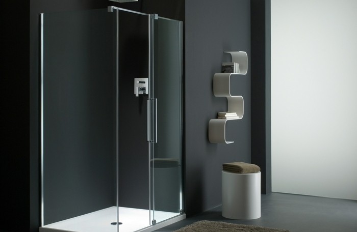 zuhanyfülkével-of-üveg-fürdőszoba-bathmat-fekete falak széklet-polc