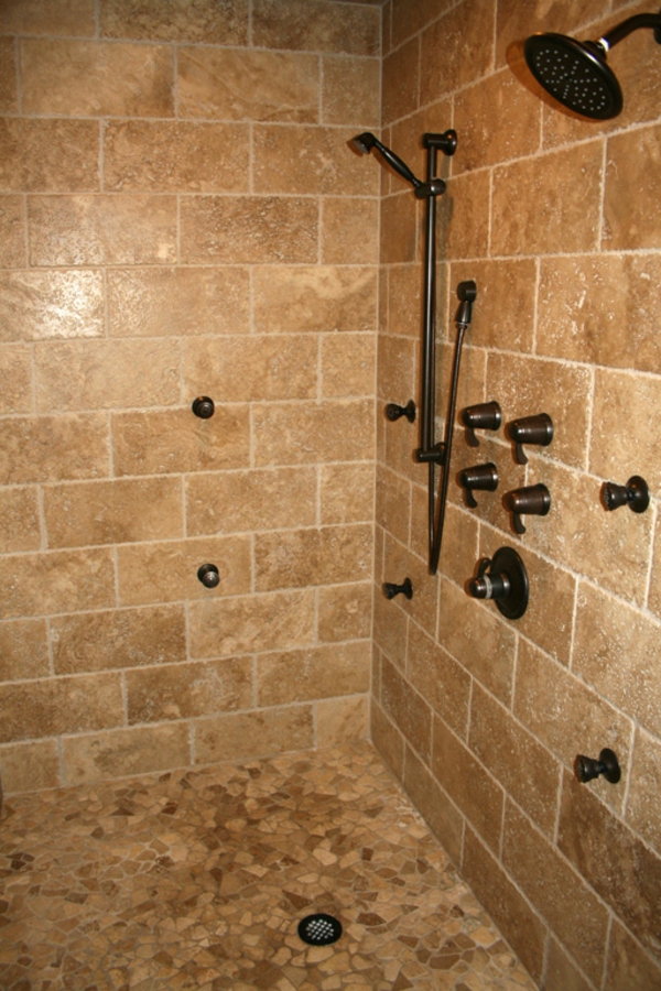 suihkukaappi-ruskea-väri-ockra-moderni suuret laatat
