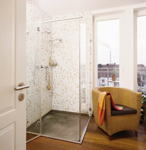 带扶手椅的小浴室的淋浴间 - 瓷砖