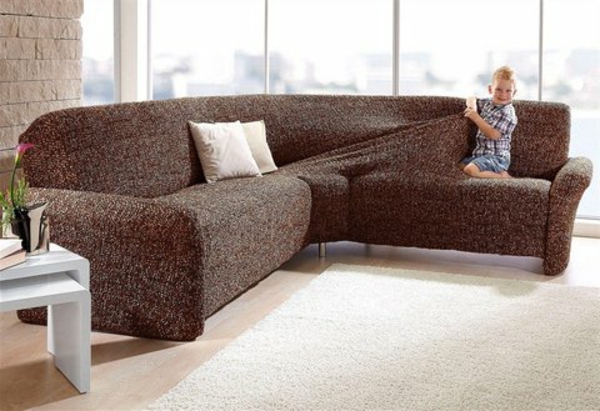 Corner sohva-takki-moderni design-kaksi heittää tyynyt ja poika sohvalla