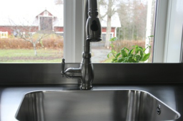 不锈钢台面水槽 - 厨房的窗户