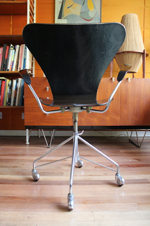 有效的办公家具桌椅，带有现代设计