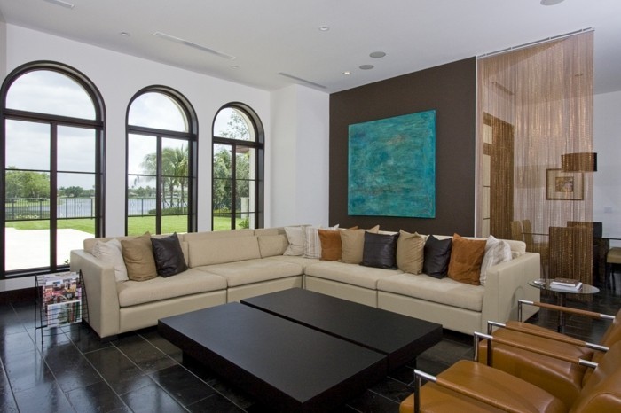 effektvollles-olohuone-kaunis-wohnideen-kuva-to-wall beige sohva