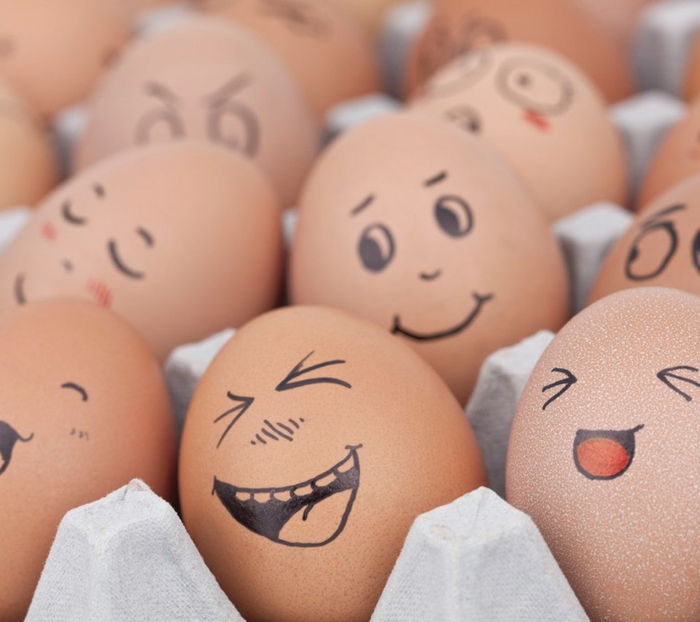 Vicces tojások, arcokkal tele van öröm - Festeni tojások nemezelt tollal