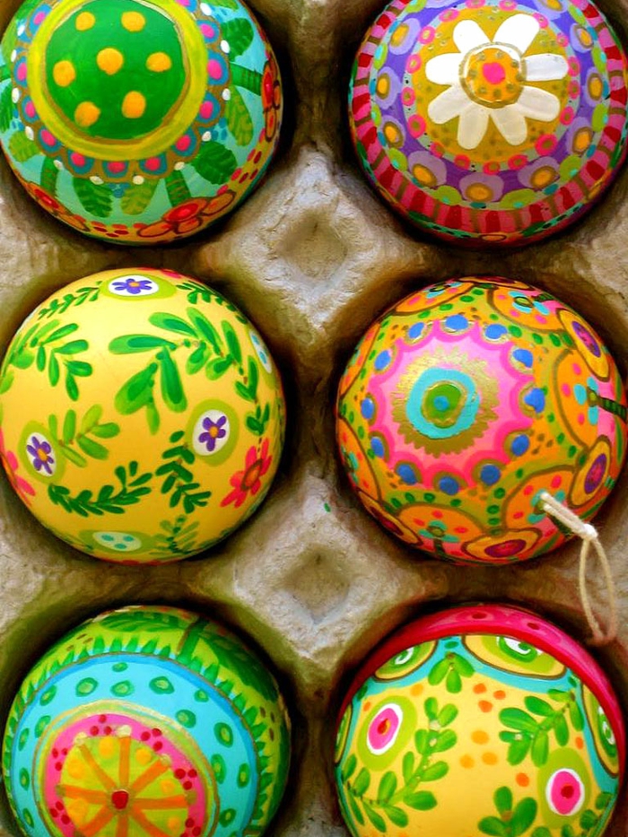 Images oeufs de Pâques dans des couleurs joyeuses motif oriental de fleurs