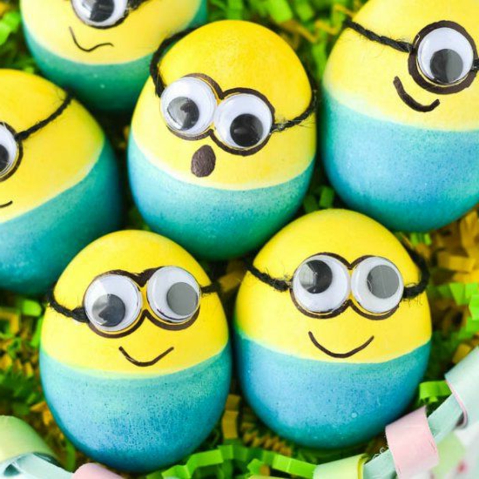 Images Oeufs de Pâques de couleur jaune et bleue comme des Minions, héros de dessin animé