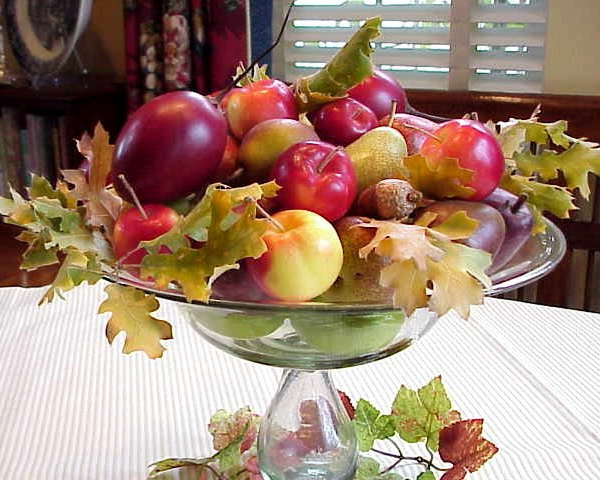 decoración peculiar de manzana con hojas de árbol