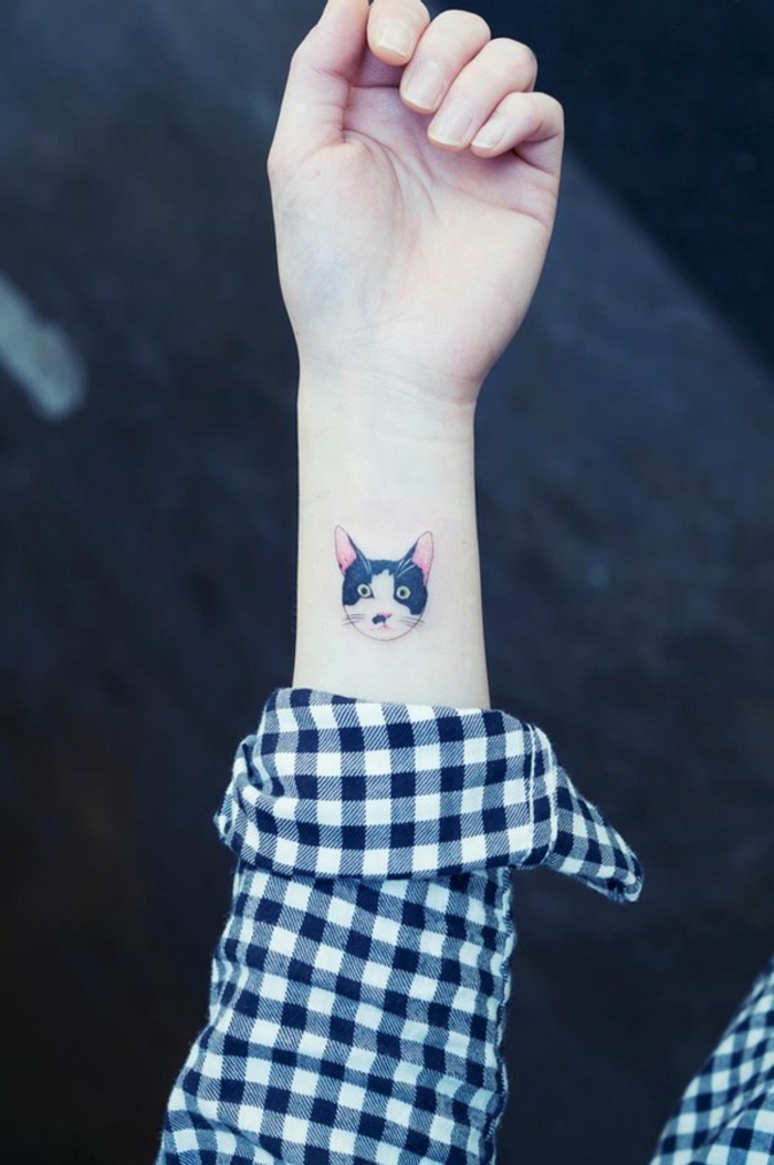 这是另一个想法，一个女人可能喜欢的手腕上的小纹身猫 - 一个带格子衬衫的手