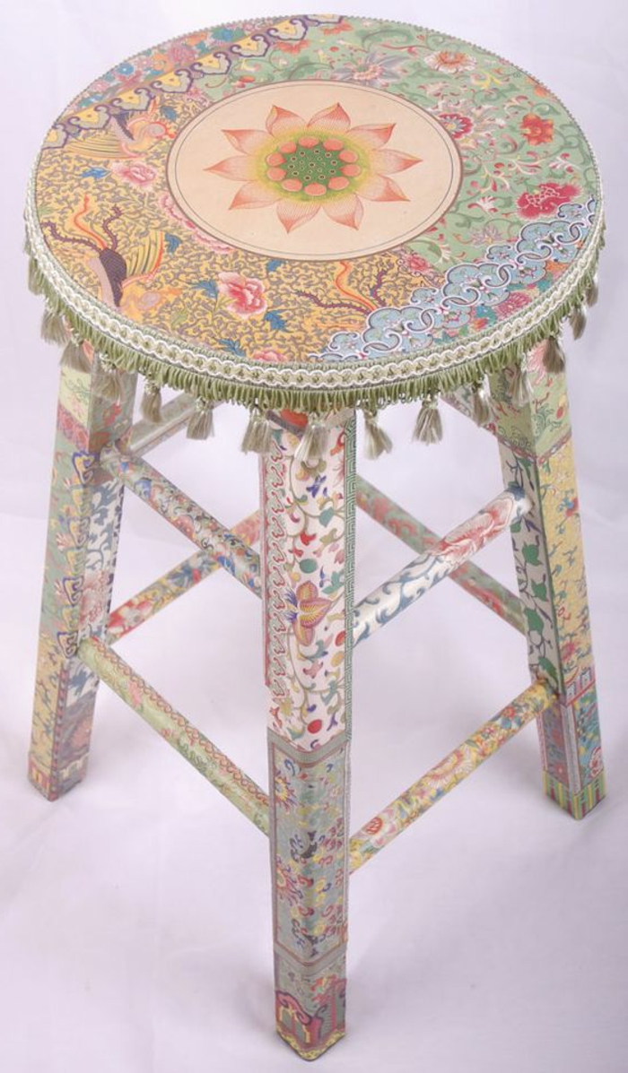 pieni värikäs tuoli - peitetty värikkäitä lautasliinoja kukilla