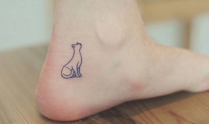 这里是一个小黑猫纹身的想法 - 一条腿。一只脚跟，一只小猫