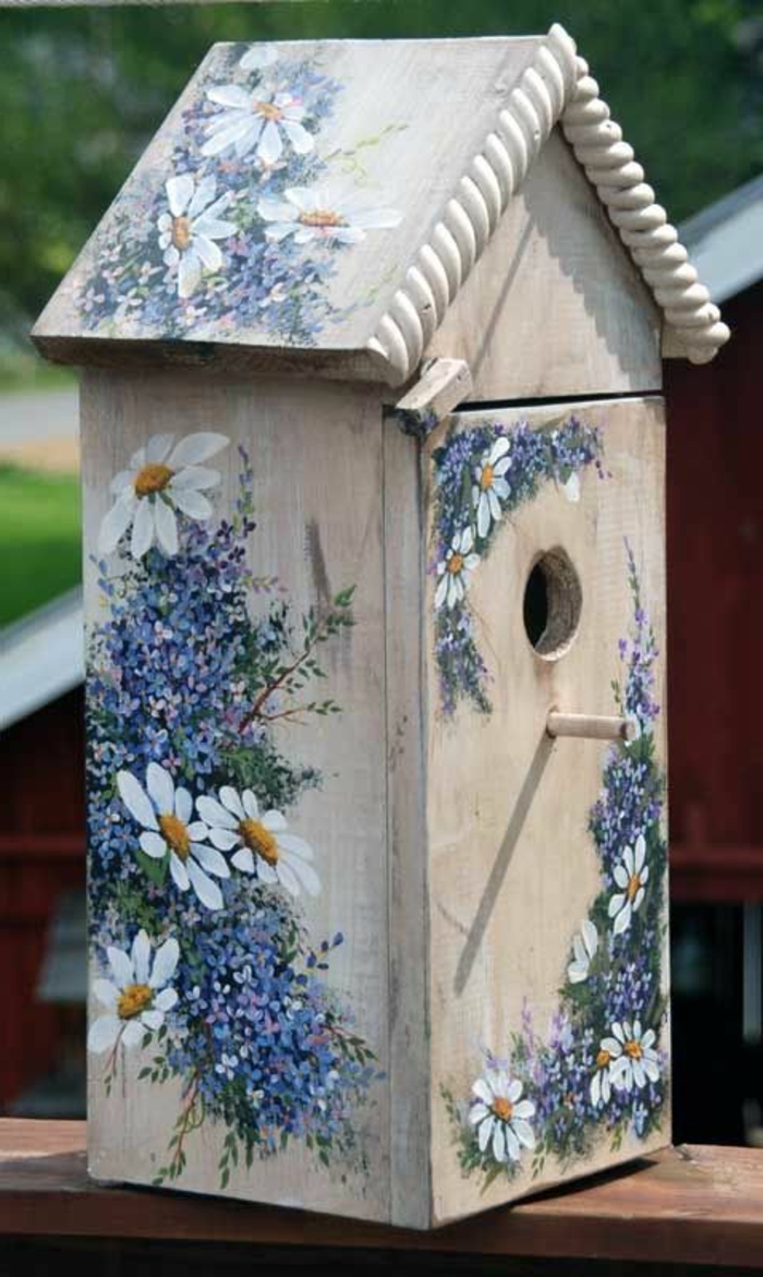 una pequeña casa de pájaros de madera con servilletas con manzanilla