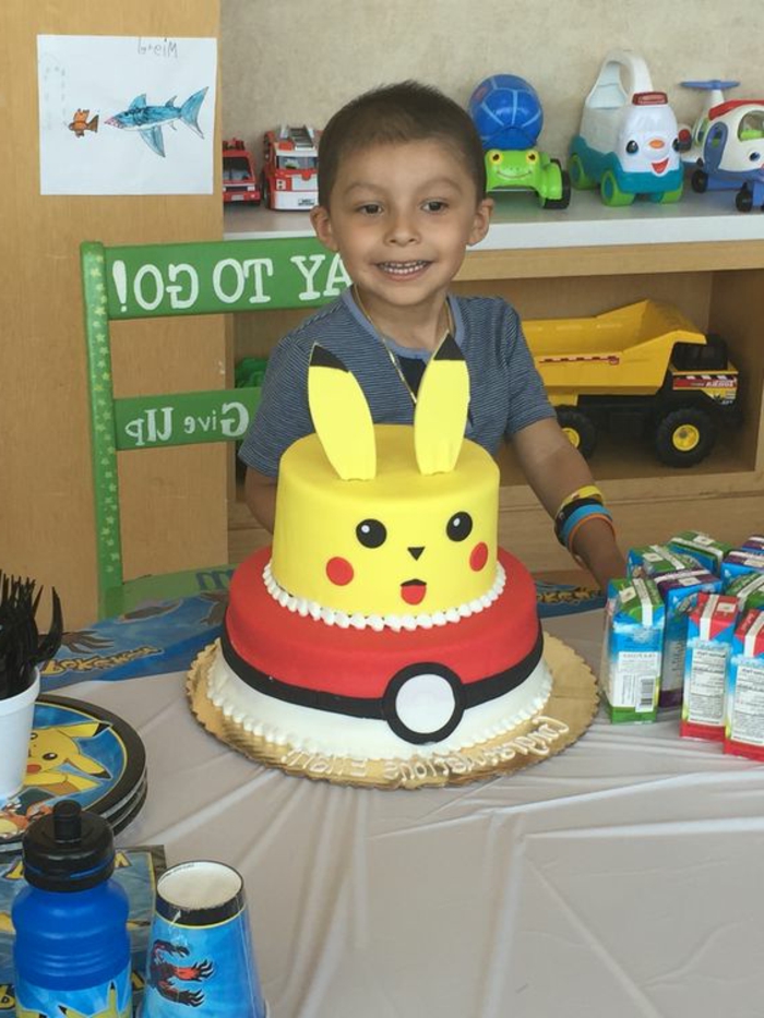הנה ילד עם פאי שתי קומות - פוקימון צהוב להיות pikachu ו pokeball אדום