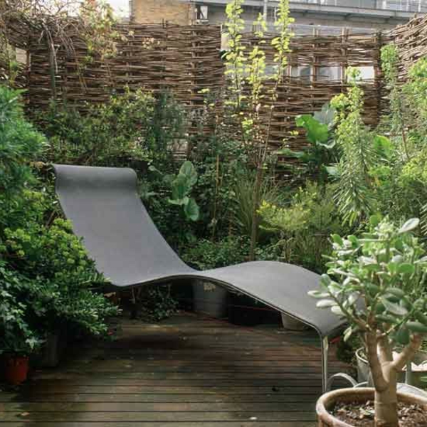 un sillón reclinable-en-la-pequeña-jardín