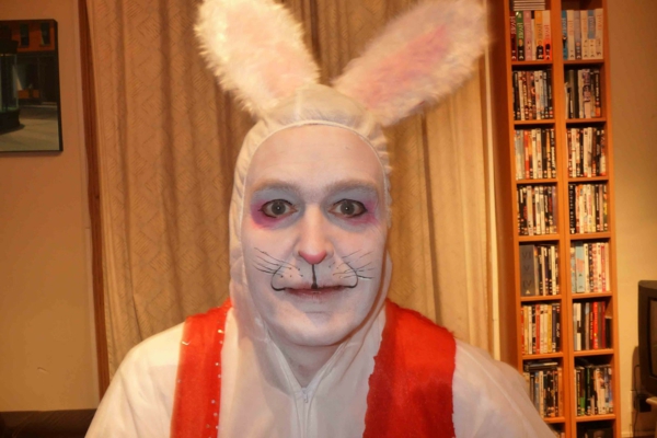 един заек облечен в книги за лице