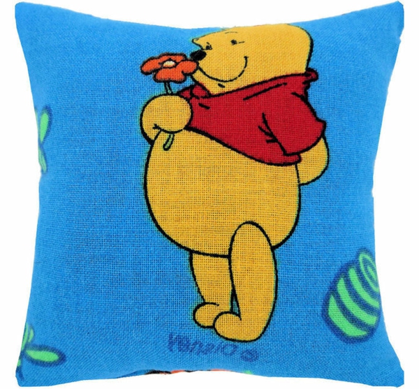 a-nice-pillow-with-winnie-pooh-background en blanco