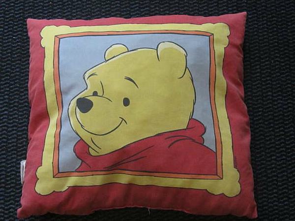 a-nice-winnie-pooh-pillow-background en negro