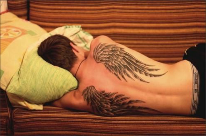 这里是男性纹身的主意 - 黑色长度的天使翅膀与黑色的羽毛