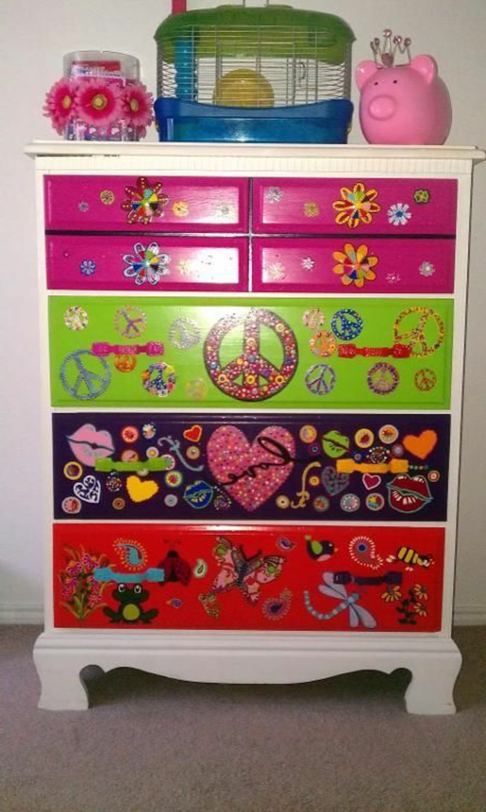 un armario decorado con coloridas servilletas con corazones y flores y mariposas y libélulas