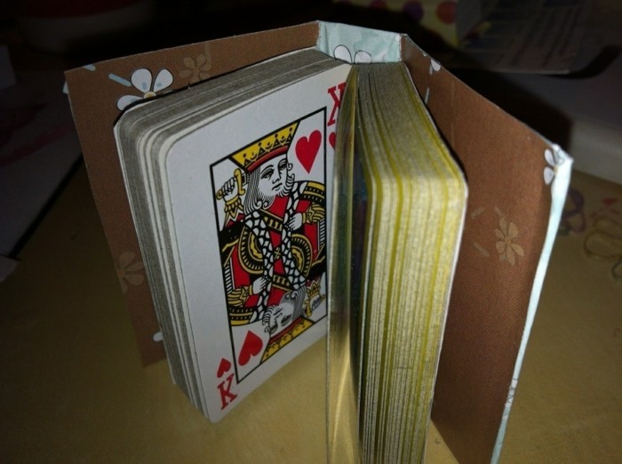 a-self-made mini-knjiga s igraće karte