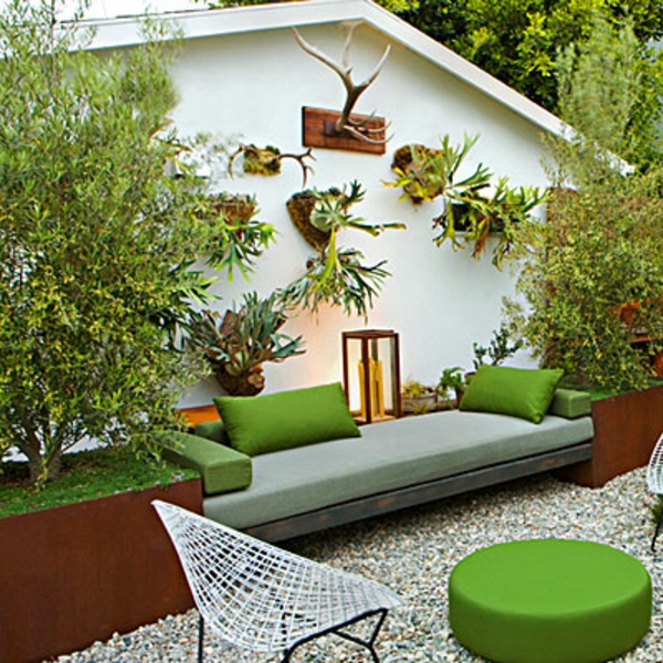 un sofá-con-Lanzar-en-hermosa-pequeña-jardín