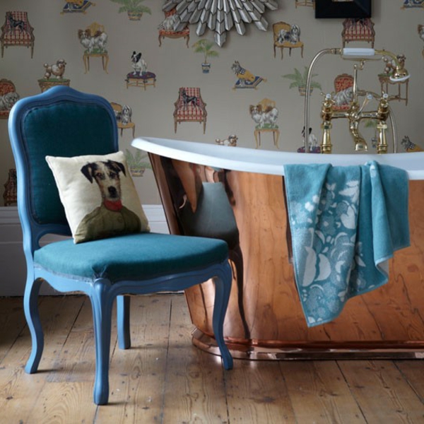 красив пример за носталгичен вана-син стол и хвърляне на възглавница