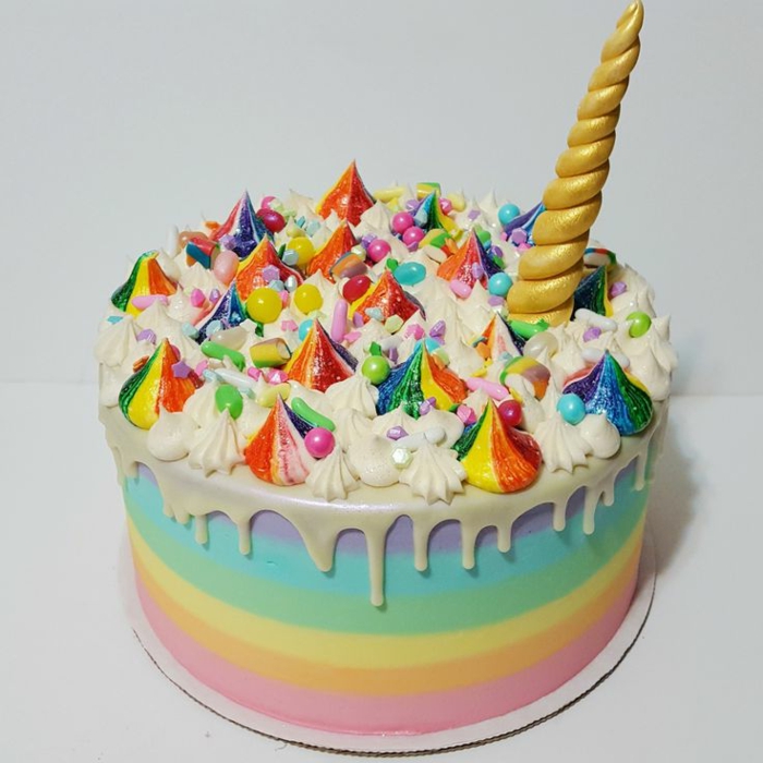 עוגת פשתן צבעונית בצבע הקשת