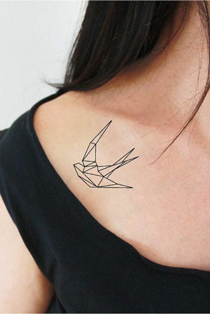 tässä on idea tatuoinnille, jossa on pieni lentävä musta origami niellä naisille