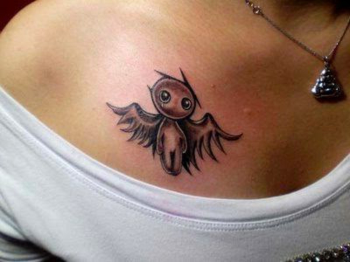 想法为女性的小型黑色天使纹身 - 这里是一个小天使纹身