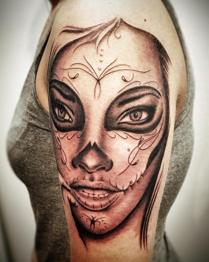 νεαρή γυναίκα με ένα μαύρο τατουάζ la catrina με μια νεκρή νεκρή γυναίκα με μαύρη μύτη και αράχνης