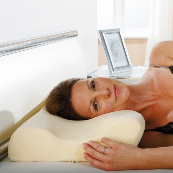 a-woman-sleeping-on-a-side-sleeper-pillows-beautiful foto