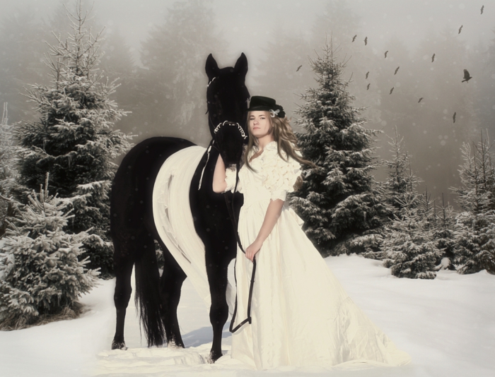 a-mujer-y-un-caballo-en-nieve