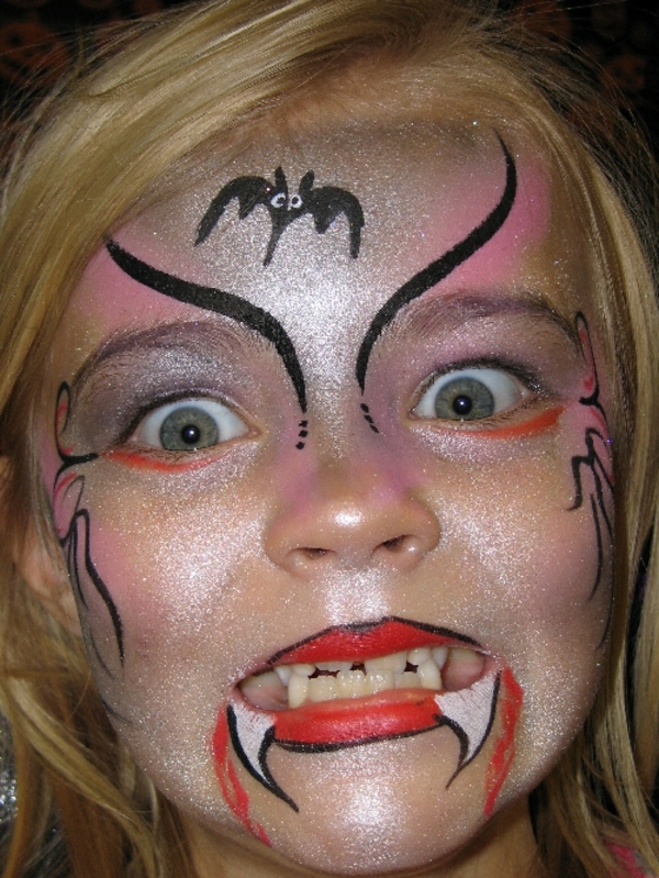 एक महिला-पिशाच-मेकअप-चेहरे चमकता है
